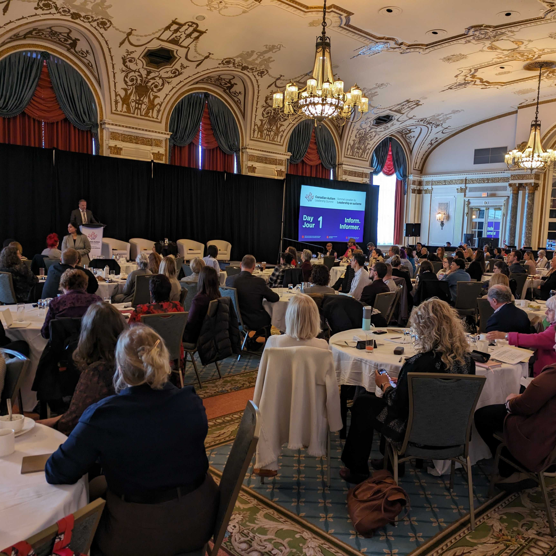 Photo du 10e Sommet canadien du leadership en autisme : les participants et les participantes écoutent le discours d'ouverture du premier jour.